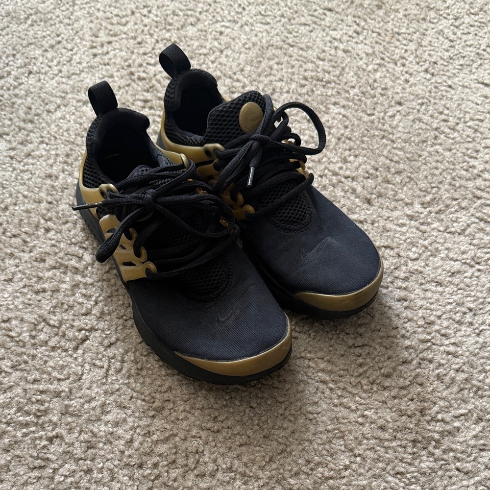 Nike Kids Sneakers in Black and Gold